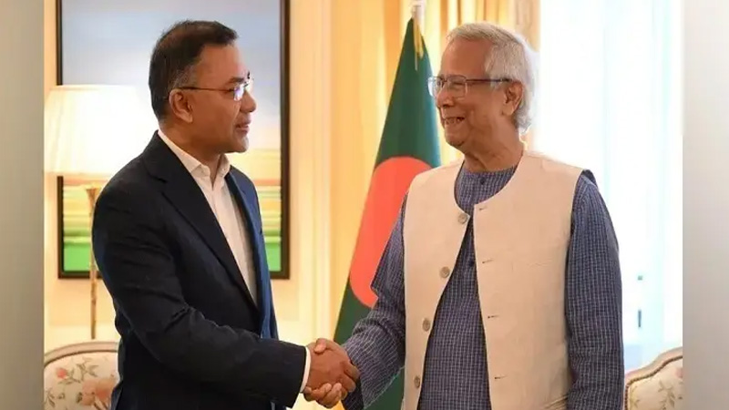 প্রধান উপদেষ্টাকে ফুলের তোড়া পাঠালেন তারেক রহমান