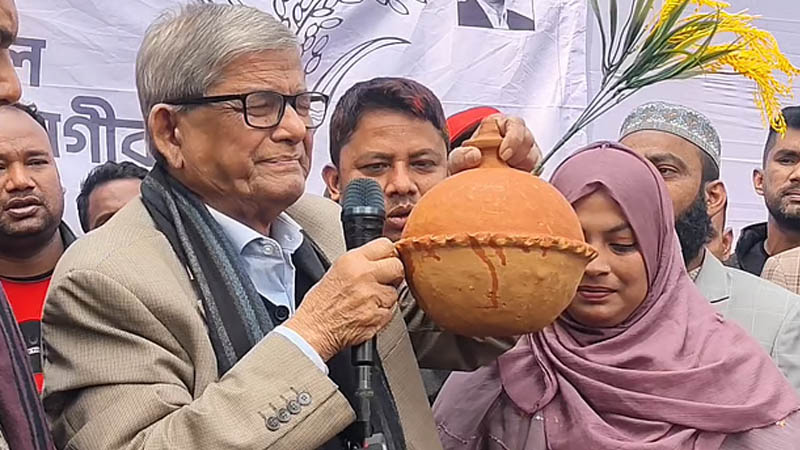 তরুণীর উপহার পেয়ে কাঁদলেন মির্জা ফখরুল