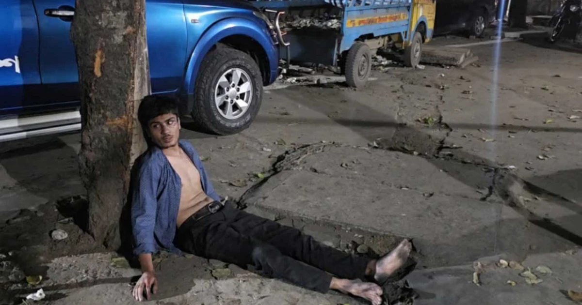 ‘ছাত্রলীগ’ সন্দেহে ঢাবি শিক্ষার্থীকে পিটিয়ে থানায় সোপর্দ