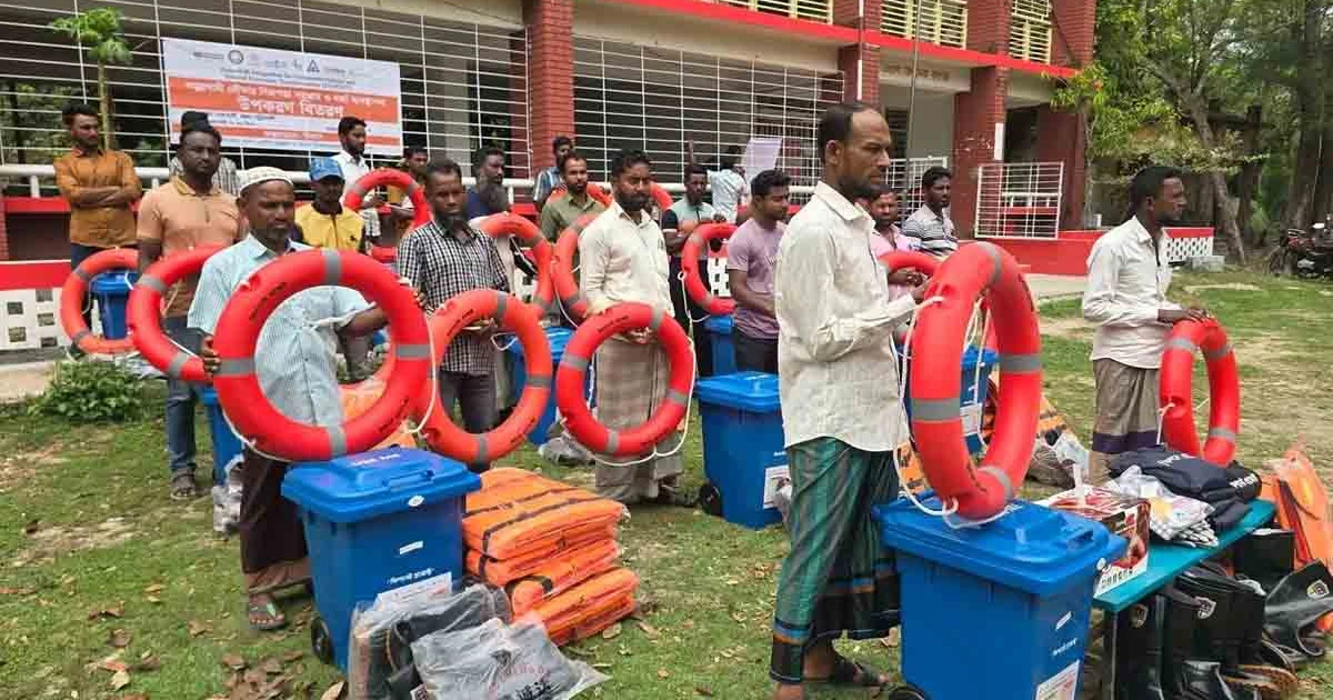 রাঙ্গাবালীতে সমুদ্রগামী জেলেরা পেল নিরাপত্তা সরঞ্জাম