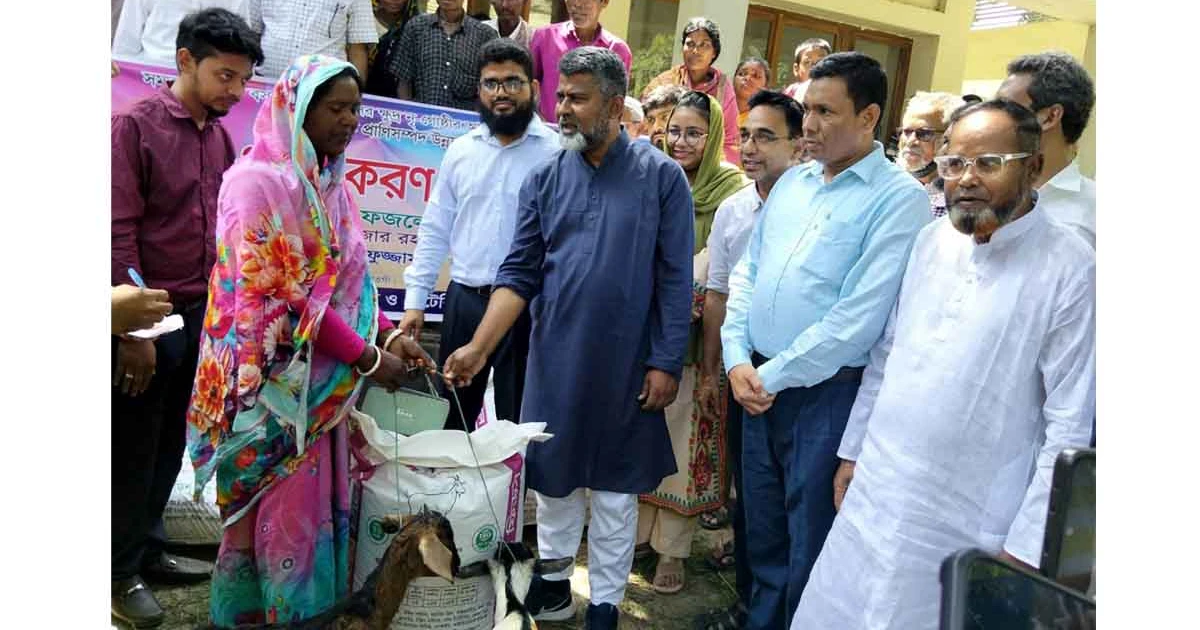 মহাদেবপুরে ক্ষুদ্র নৃ-গোষ্ঠী পরিবারে ছাগল বিতরণ করলেন এমপি বাবুল