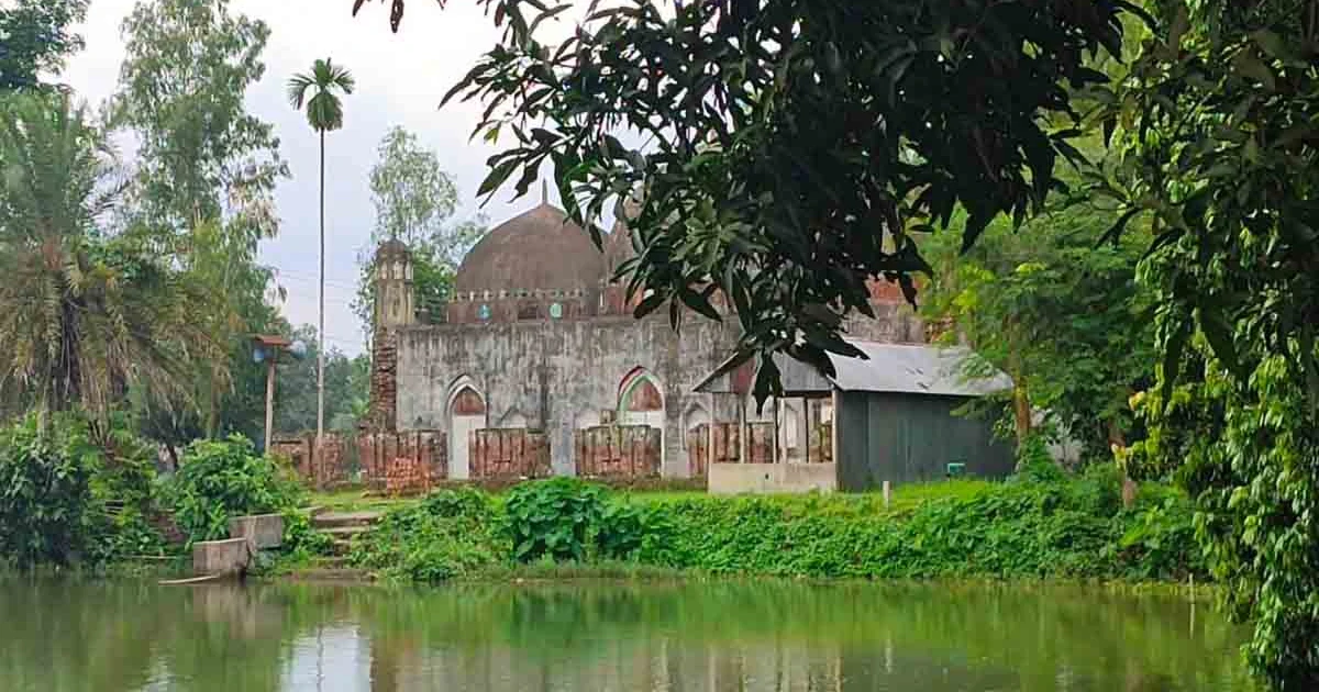 রড-সিমেন্ট ছাড়াই সাত দশকের ইতিহাস বহন করছে ভালুকার ঐতিহ্যবাহী মোল্লাবাড়ি জামে মসজিদ