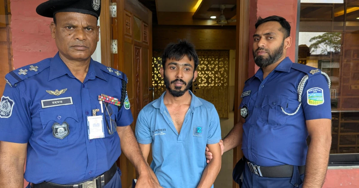 বাকৃবিতে গোপনে ছাত্রীদের ছবি তোলার অভিযোগ, আটক যুবকের কাছে মাদক উদ্ধার