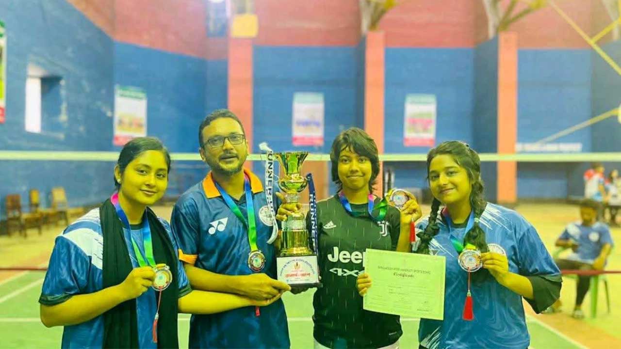 প্রথমবার আন্তঃবিশ্ববিদ্যালয় ব্যাডমিন্টনে রানার্সআপ কুবি নারী দল