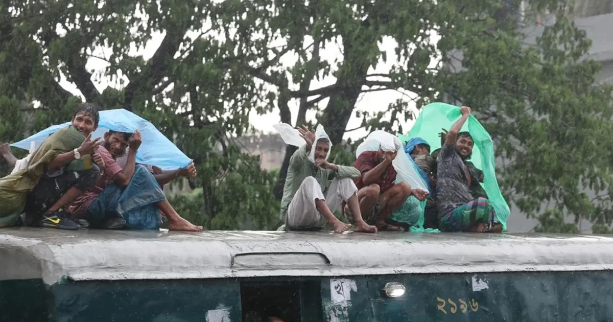 বজ্রপাতে ট্রেনের ছাদে যাত্রীর মৃত্যু