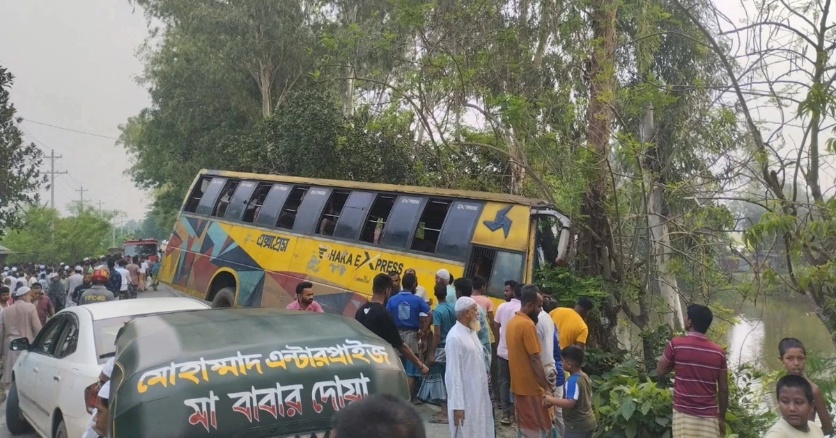 সিরাজগঞ্জে বাসচাপায় অটোভ্যানের ৩ যাত্রী নিহত