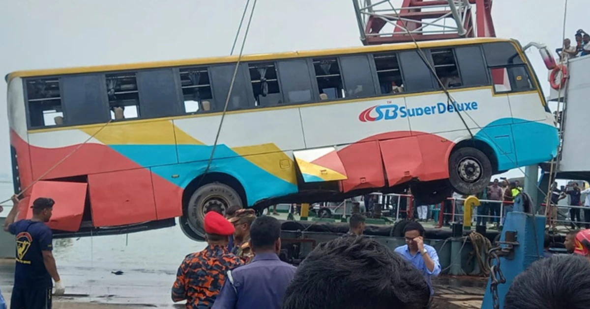 যাত্রীদের জীবন বেঁচে গেল যে কারণে, আড়াই ঘণ্টা পর বাসটি উদ্ধার