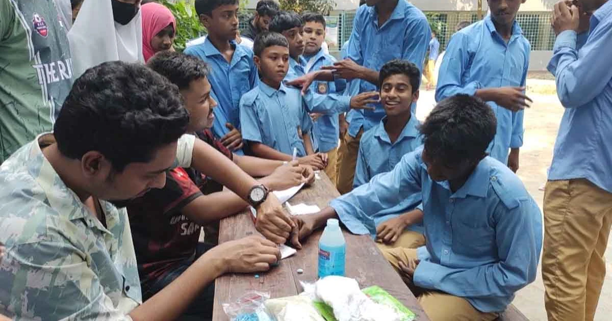 নওগাঁয় স্কুল শিক্ষার্থীদের নিয়ে রক্তদাতা দিবস উদযাপন