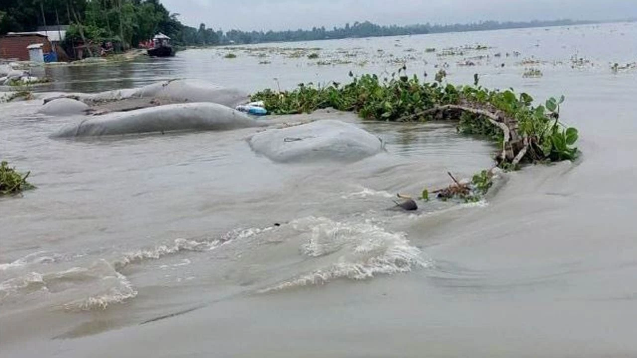 উজানের ঢলে ফুঁসছে যমুনা, বন্যার আশঙ্কা