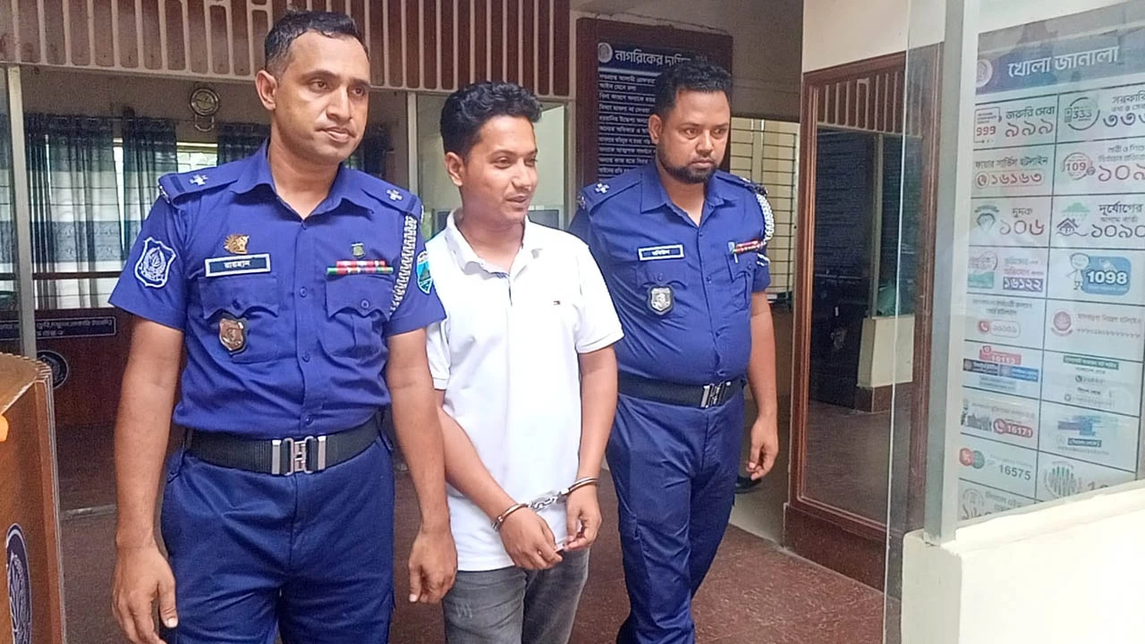 ৮ শিক্ষার্থীর ফর্ম ফিলাপের টাকা আত্মসাৎ: অভিযুক্ত গ্রেফতার
