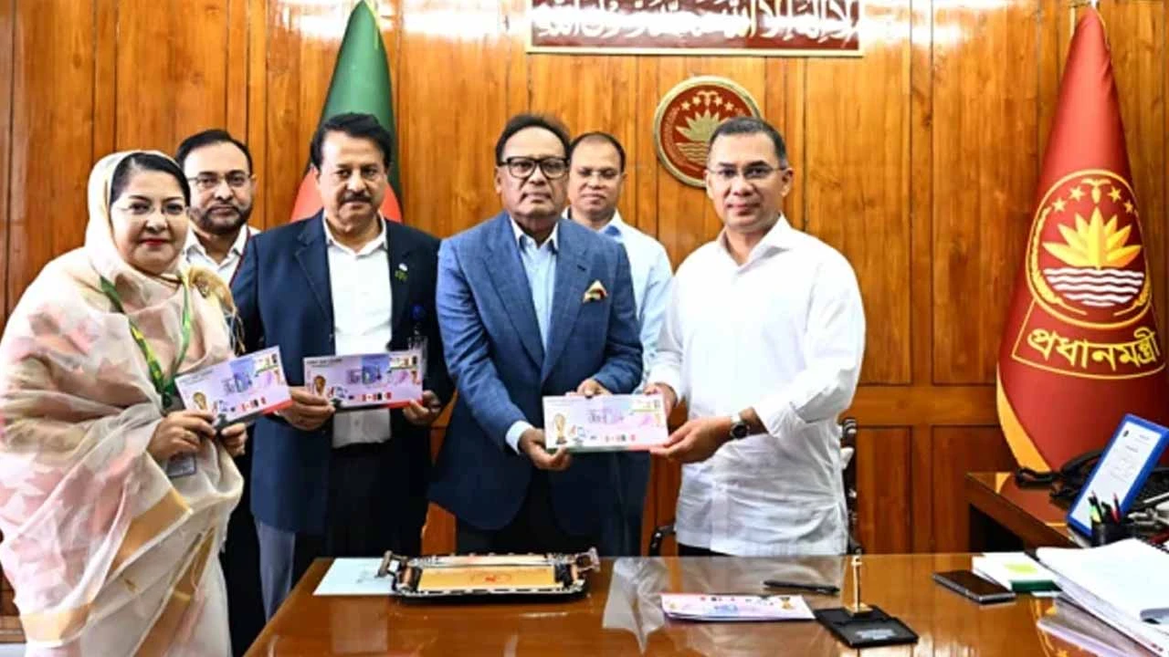 পল্লী উন্নয়ন দিবস উপলক্ষে স্মারক ডাকটিকিট অবমুক্ত প্রধানমন্ত্রীর