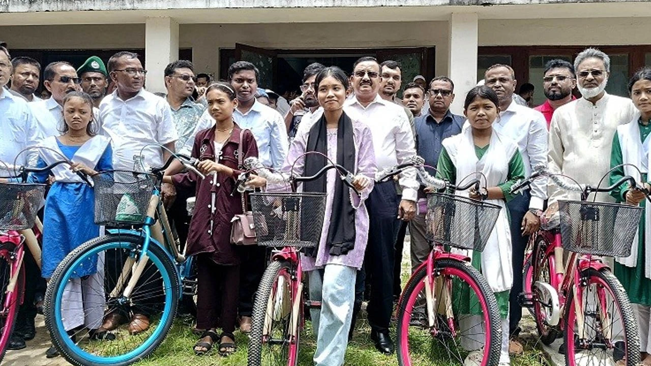ভালুকায় ক্ষুদ্র নৃগোষ্ঠী, শিক্ষার্থী ও নারীদের মাঝে এমপি বাচ্চুর সহায়তা সামগ্রী বিতরণ