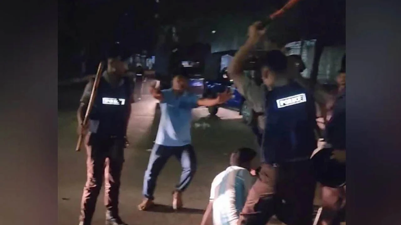 জবি শিক্ষার্থীদের ওপর পুলিশের লাঠিচার্জ