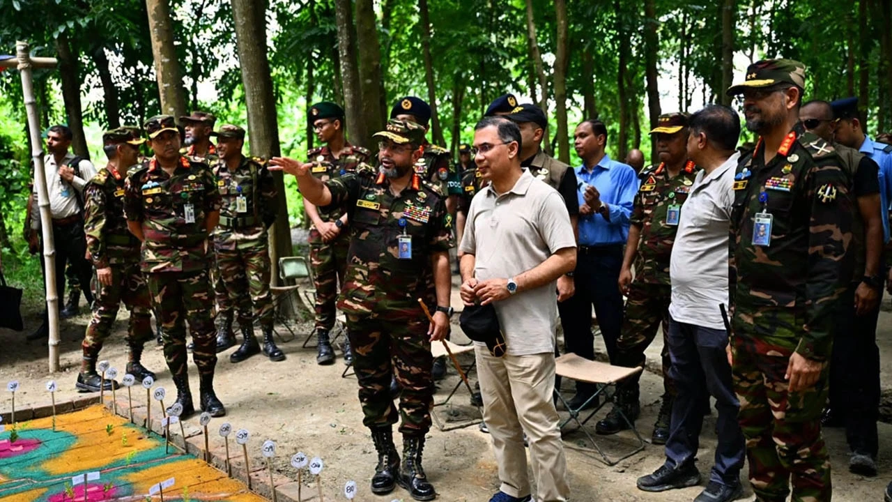 সেনাবাহিনীর গ্রীষ্মকালীন মহড়া আকস্মিক পরিদর্শন করলেন প্রধানমন্ত্রী