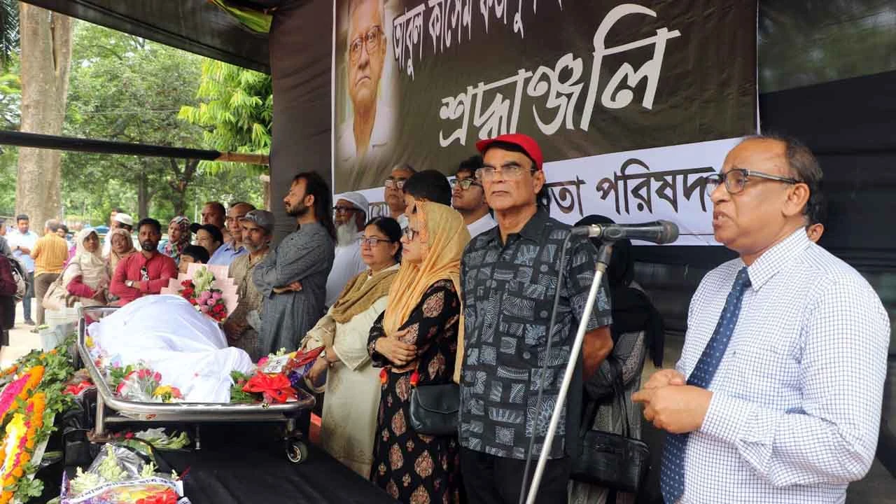 ঢাবির অবসরপ্রাপ্ত অধ্যাপকের প্রতি বাউবির উপাচার্যের গভীর শ্রদ্ধা নিবেদন