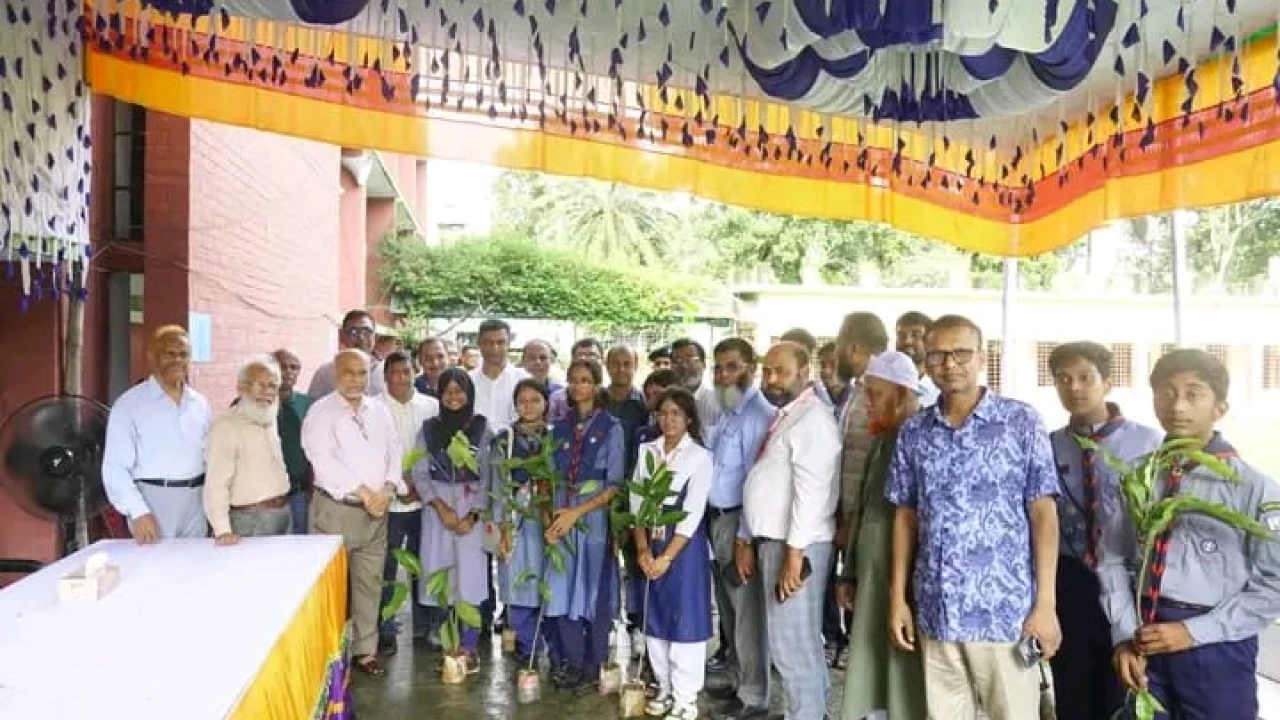 কে.বি. হাই স্কুলে বাকৃবির চারা বিতরণ কর্মসূচি